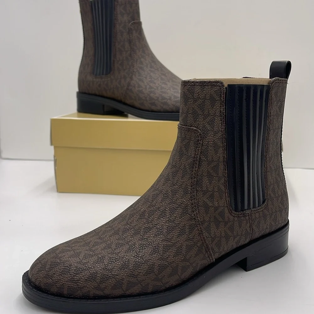 Michael Kors ELLA FLAT BOOTIE MK SIG SM
49F4ELFE5B
BROWN - Picture 15 of 16